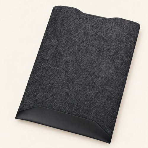 Ambientação AI baseada na fotografia do fornecedor: capa preta para portátil em fundo neutro
